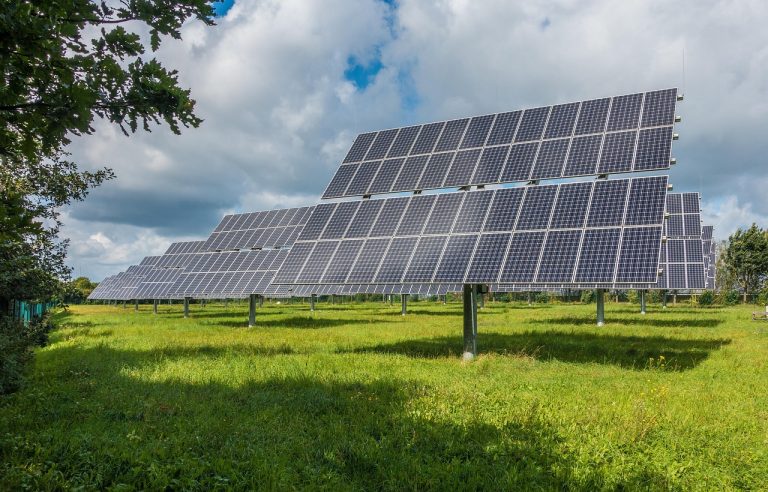 The Benefits of Solar Panel Cleaning for Maximizing Efficiency and Long-Term Energy Output